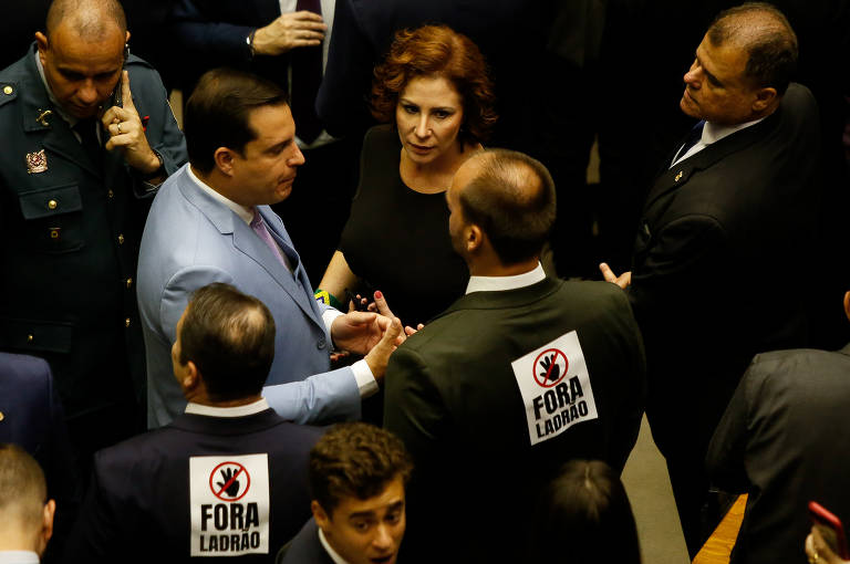 Carla Zambelli e Eduardo Bolsonaro na sessão de posse dos deputados eleitos, na Câmara dos Deputados