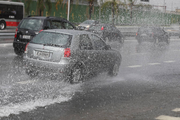 Carro passa por poço de água na avenida Radial Leste, na zona leste da capital
