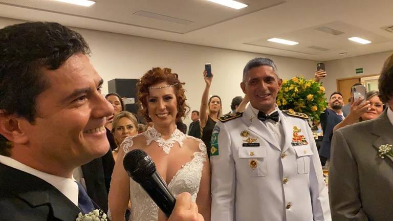 O ex-juiz Sergio Moro discursa e dança valsa no casamento de Carla Zambelli