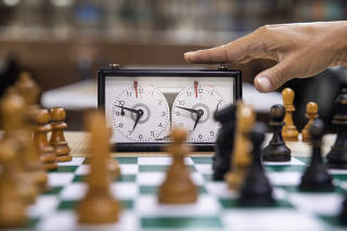 Onde jogar Xadrez em SP?: Detalhe de relogio  de xadrez durante partida de amigos no  Clube de Xadrez ,na Rua Araujo no Centro de Sao Paulo