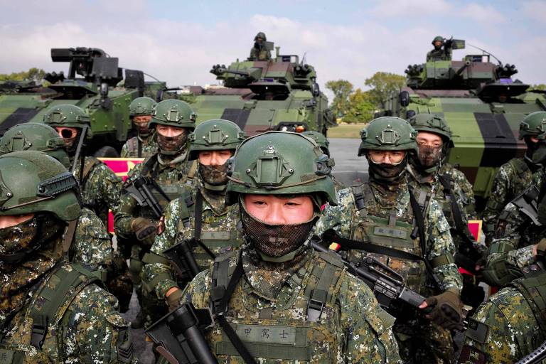 Militares de Taiwan fazem treinamento em base militar na cidade de Chiayi