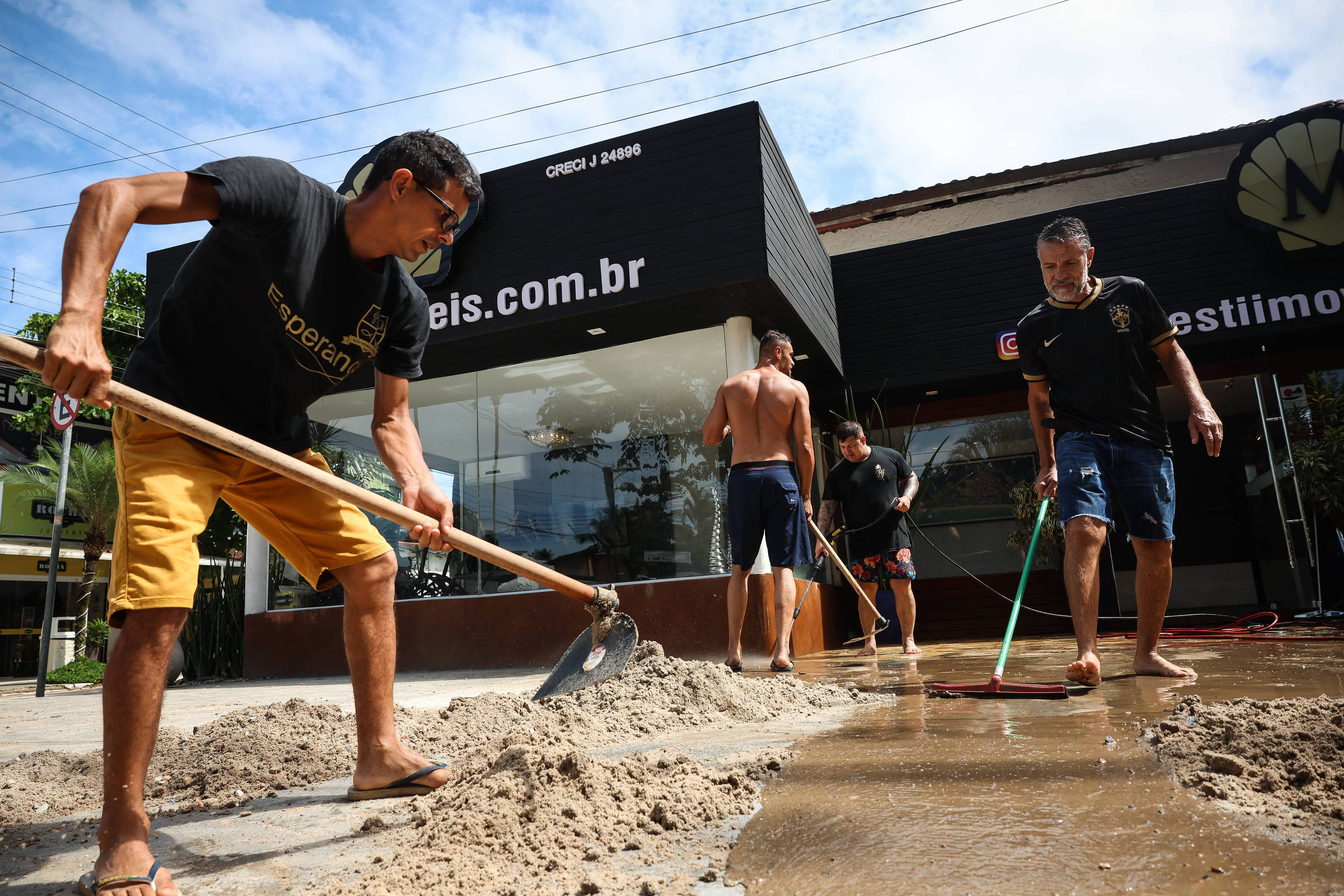 Comerciantes estimam prejuízo de R$ 100 mil com enchente em