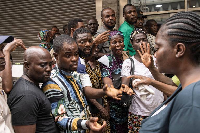 Pessoas se manifestam em frente a banco na cidade nigeriana de Lagos, onde pedem para sacar dinheiro em meio a grave crise monetária no país africano