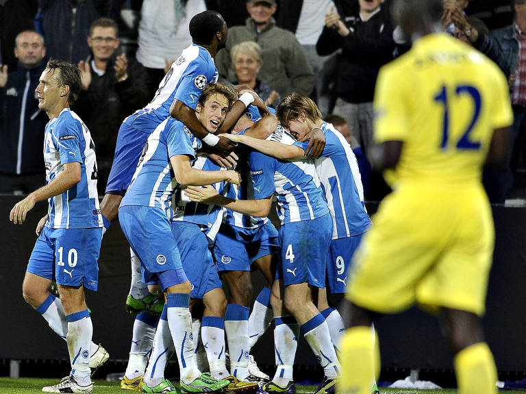 Usando uniforme azul e branco, jogadores do Odense comemoram gol na fase premiminar da Liga dos Campeões de 2011