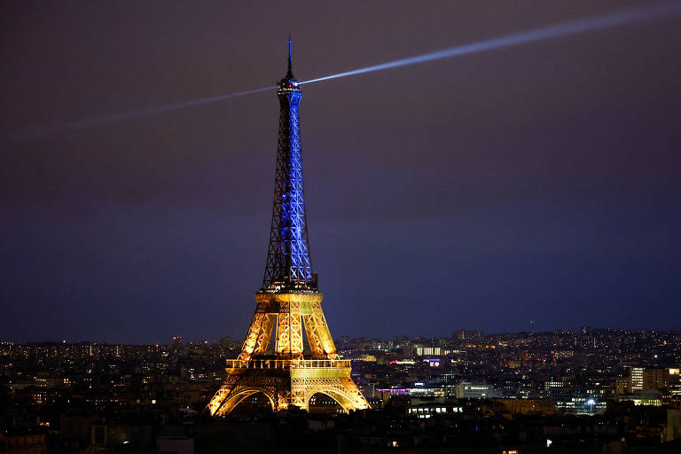 Torre Eiffel, em Paris, é iluminada com as cores da bandeira da Ucrânia no aniversário de um ano da invasão russa do país