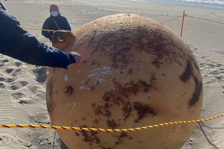 A enorme esfera metálica que apareceu misteriosamente em uma praia japonesa na última semana 