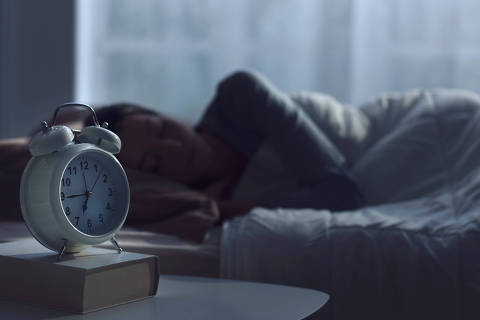 Serene woman sleeping in her bed and alarm clock in the foreground
Woman sleeping in her bed and alarm clock
Foto: De stokkete/ Stock Adobe