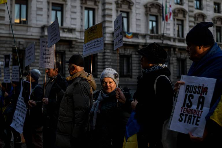 Ucranianos fazem protesto na praça do Scala, em Milão, na Itália, contra apresentação de uma ópera russa