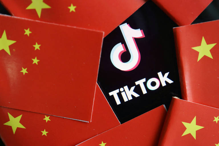 Logo do TikTok aparece cercado por bandeiras da China.