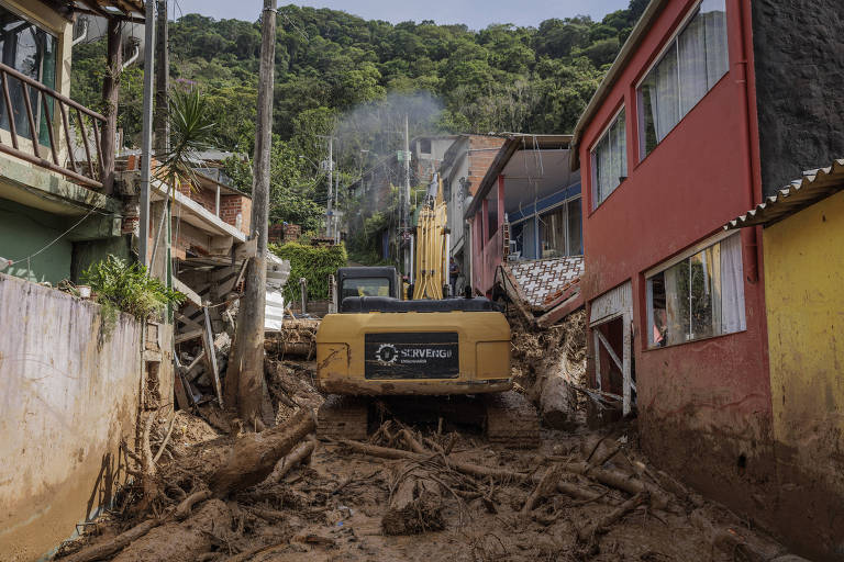 Resgate de vítimas dos deslizamentos causados por forte chuva no último fim de semana em São Sebastião (SP)