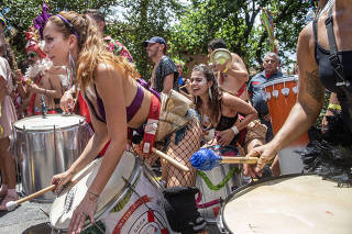 Carnaval de rua em Sao Paulo: Integrantes do   Bloco Careca Frango  se divertem durante passagem pelas  ruas do bairro Vila Romana