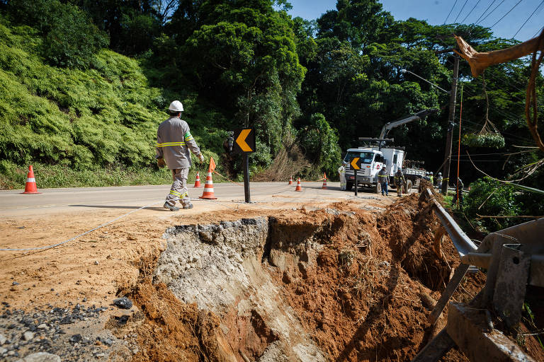 Liberada, rodovia Rio-Santos tem marcas da tragédia no litoral de SP