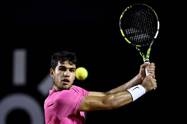 Alcaraz passa para as semifinais do Rio Open e soldados ucranianos no aniversário da guerra; veja fotos de hoje