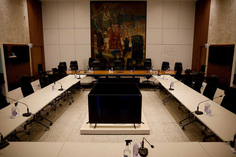 As reuniões ocorrem em dois dias seguidos. Na primeira sessão (terça-feira e manhã de quarta-feira), os membros do Copom assistem a apresentações técnicas do corpo funcional do BC sobre a conjuntura econômica doméstica e internacional. A decisão sobre a Selic é tomada na segunda sessão (tarde de quarta-feira)