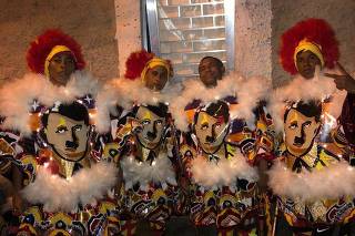 Bate-bolas desfilam com o rosto de Hitler estampado em fantasia de Carnaval no RJ