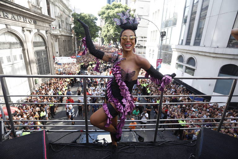 Vestida de Carmen Miranda, Anitta homenageou a artista em seu bloco, no Centro do Rio