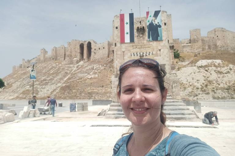 Ana Patrícia Maluf em frente à Cidadela de Aleppo, um palácio medieval fortificado na cidade síria 