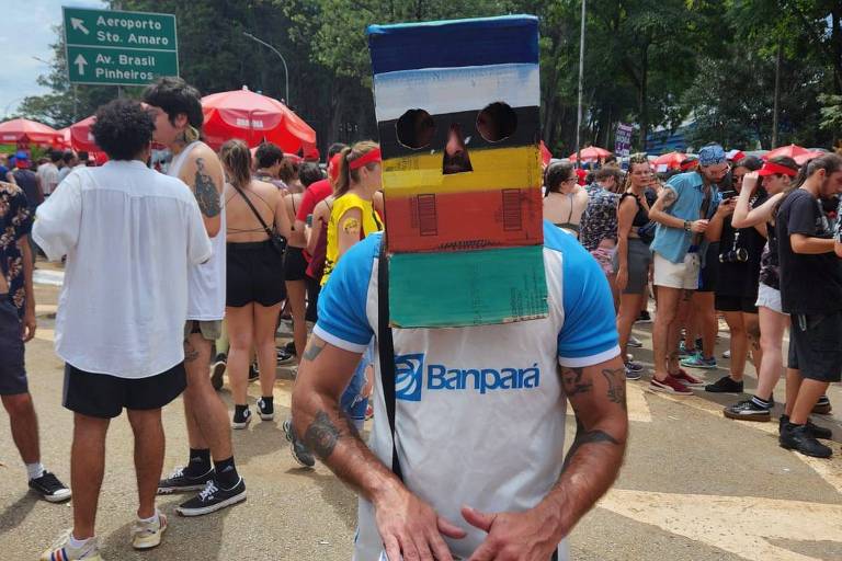 O designer Daniel Luis de Souza da Silva, 41, curte o bloco Baiana System em São Paulo, no Carnaval