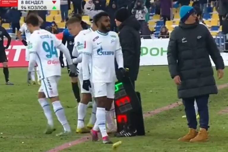 Imagem da transmissão do jogo entre Zenir e Volga mostra Wendel chutando a banana que foi arremessada em sua direção