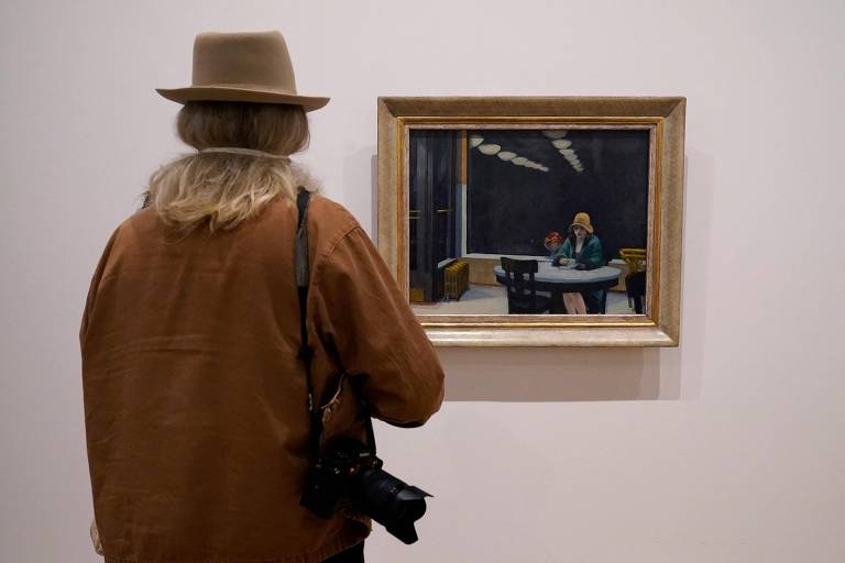 Visitante observa quadro de Edward Hopper no museu Whitney, nos Estados Unidos