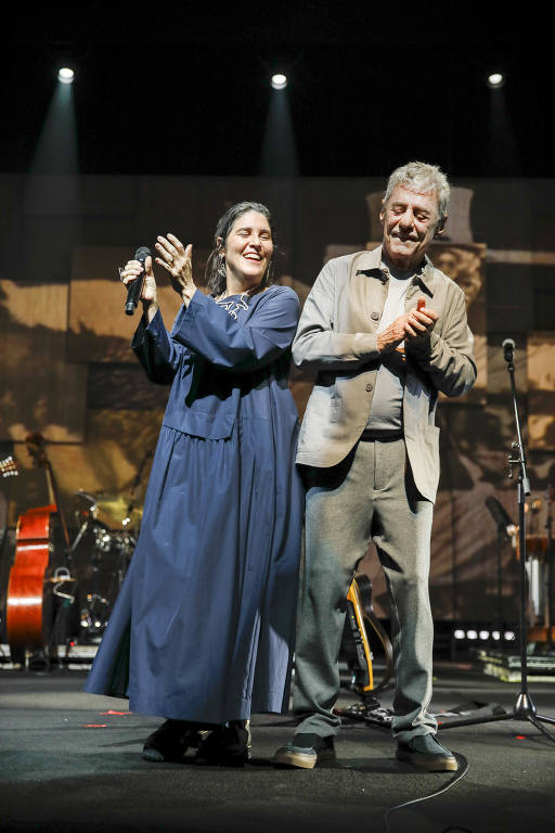 Mônica Salmaso e Chico Buarque durante show da turnê "Que Tal um Samba?", iniciada em 2022. Ao fundo, foto do acervo do Última Hora compõe o cenário