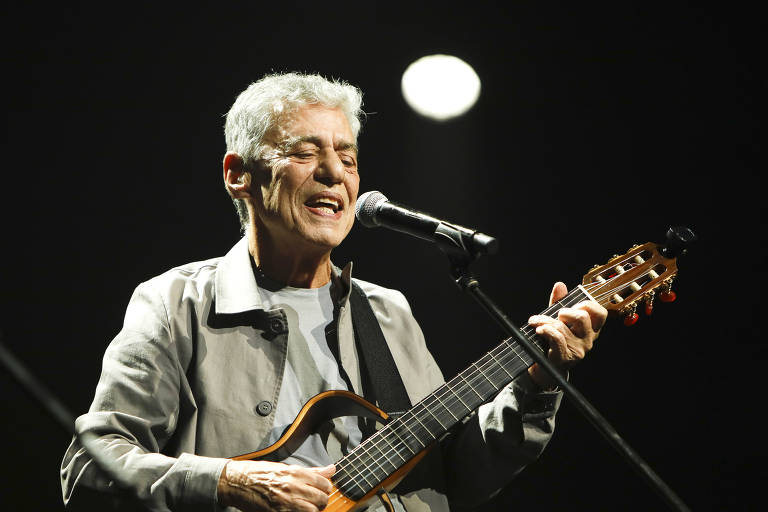 Chico Buarque durante show da turnê "Que Tal um Samba?", iniciada em 2022