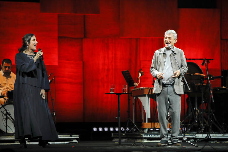Mônica Salmaso e Chico Buarque durante show da turnê "Que Tal um Samba?", iniciada em 2022