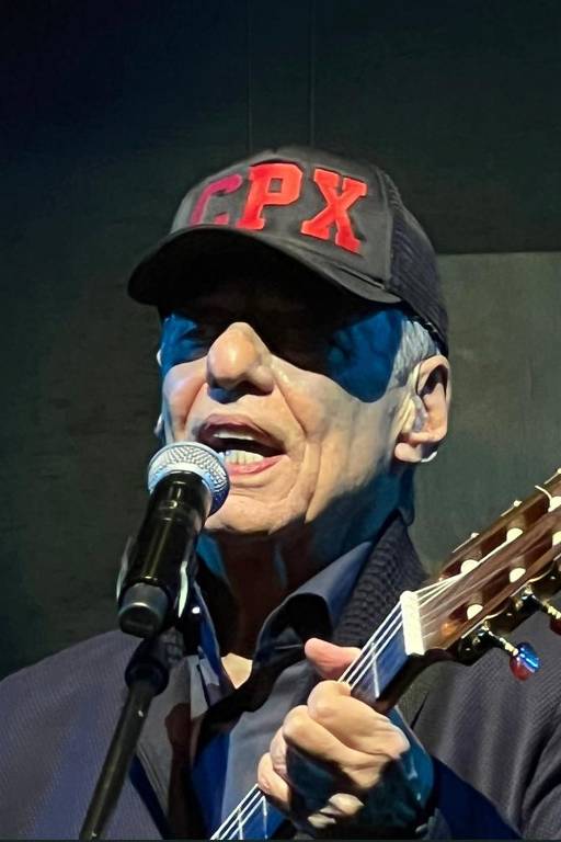 Em show com Mônica Salmaso, no Rio, Chico Buarque é presenteado por Chico Pinheiro com boné do Complexo [de favelas] usado por Lula (PT) durante a corrida eleitoral de 2022