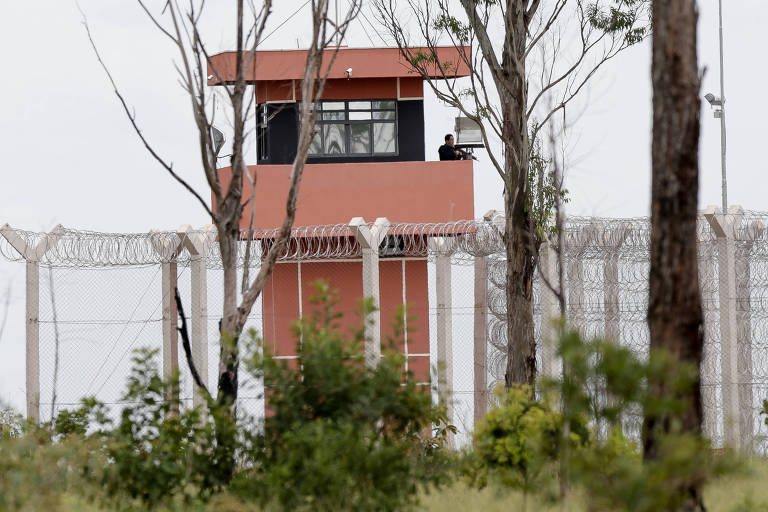 Também é possível fazer a visita por videoconferência, que tem duração de trinta minutos, com a conexão feita a partir do presídio com um núcleo da Defensoria Pública do estado onde estão os visitantes; esta modalidade também é gravada e monitorada pela penitenciária; na foto, o presídio federal de Brasília, próximo ao Complexo da Papuda