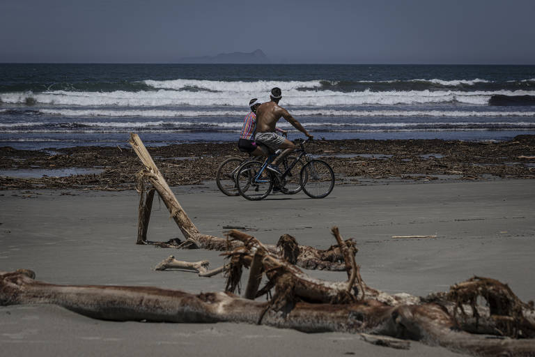 Oásis de ricos, praia da Baleia agora é cheia de destroços de árvores