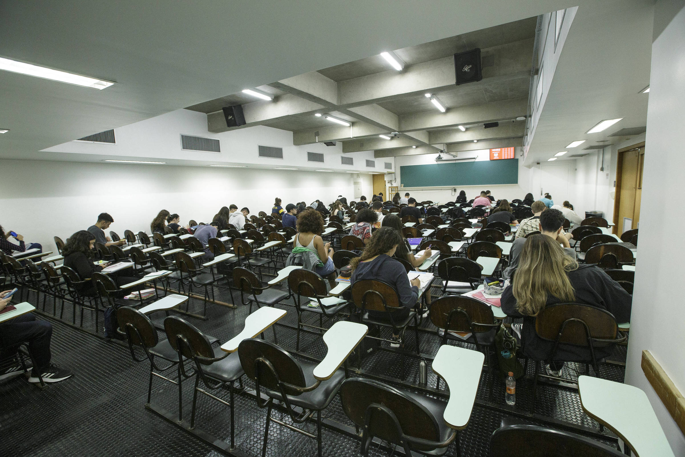 a: Atividades do Clube de Ciências conduzidas em sala de aula na