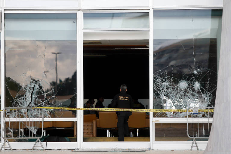 Agente da Polícia Federal faz perícia no prédio do STF (Supremo Tribunal Federal), vandalizado e destruído durante ato golpista de 8 de janeiro