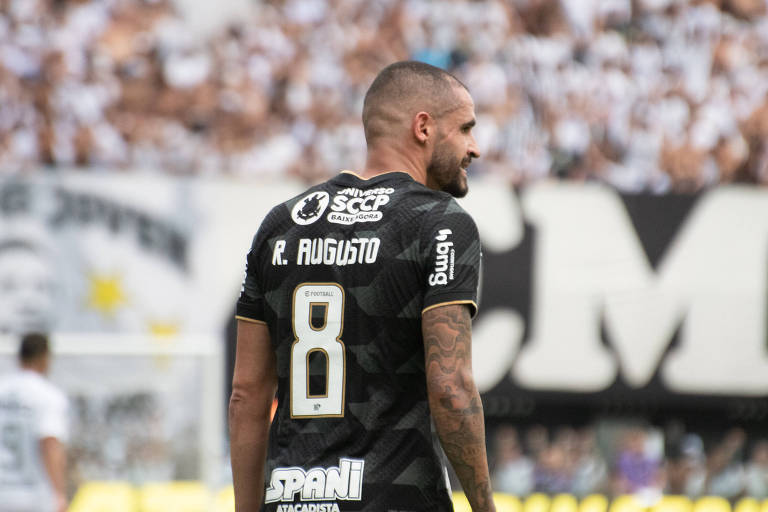 Renato Augusto durante o clássico entre Corinthians e Santos na Vila Belmiro