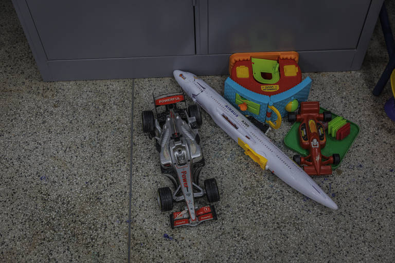 Brinquedos de desabrigados da tragédia do litoral norte, que encontraram refugio em abrigo improvisado em Escola Municipal