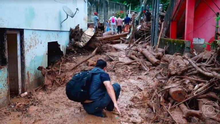 Repórter escorrega em escombros na Vila do Sahy