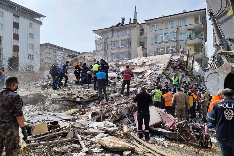 Equipes de resgate buscam sobreviventes após novo terremoto atingir a Turquia nesta segunda (27)