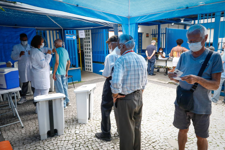 Idosos procuram UBSs de São Paulo para receber a vacina bivalente contra a Covid-19