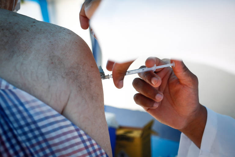 Mulher recebe vacina bivalente contra Covid na UBS Nossa Senhroa do Brasil, na Bela Vista, região central de São Paulo