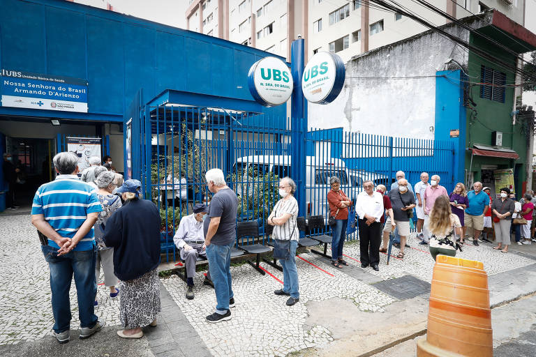 Primeiro dia da aplicação da vacina bivalente na UBS Nossa Senhora do Brasil, na Bela Vista