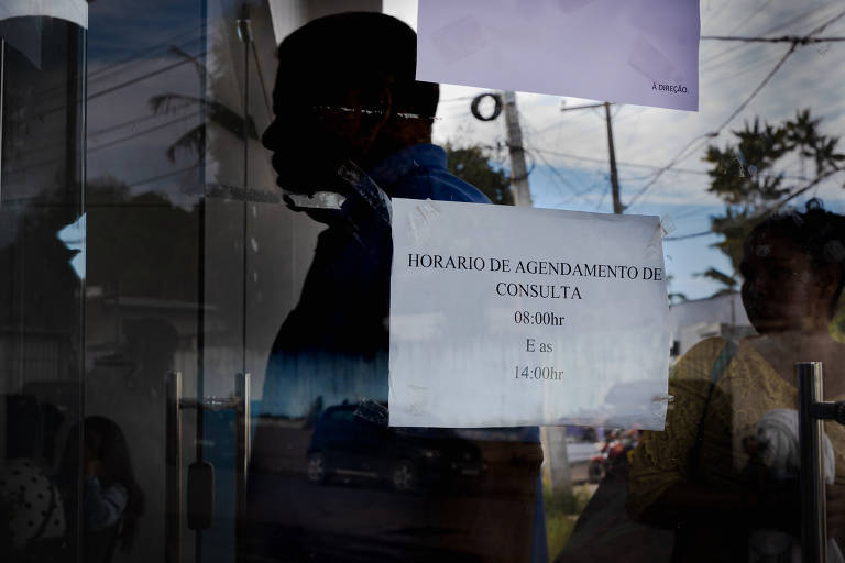 Cartaz na porta de UBS (Unidade Básica de Saúde), em Pacaraima (Roraima), que enfrenta falta de médicos e só oferece consultas sob agendamento