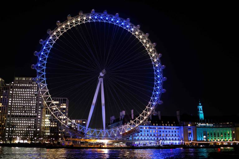 Roda-gigante London Eye, em Londres, é iluminada com as cores da Ucrânia em solidariedade ao país invadido pela Rússia
