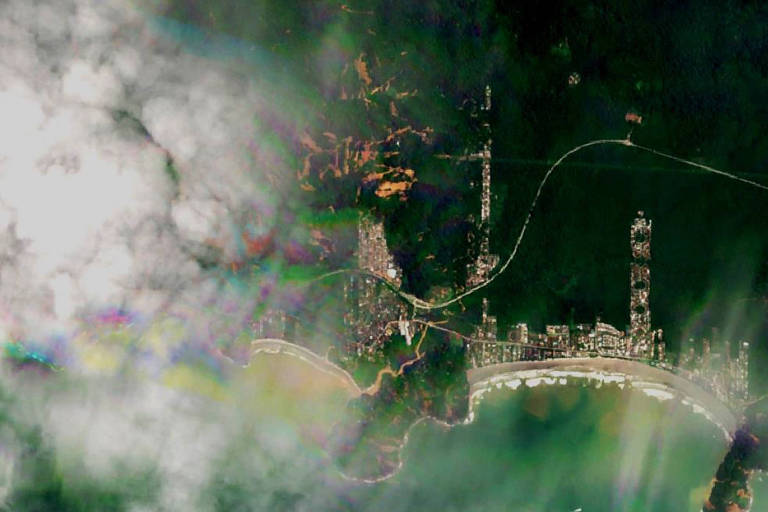 foto de satélite mostra área depois das chuvas, com diversos pontos de lama registrados 
