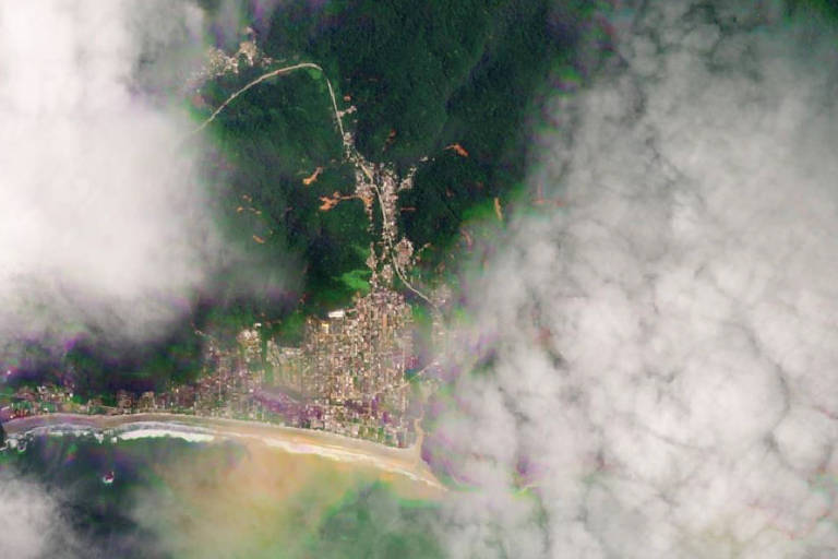 foto de satélite mostra praia de Juquehy depois da chuva, com nuvens atrapalhando, mas é possível ver diversos pontos de lama na imagem