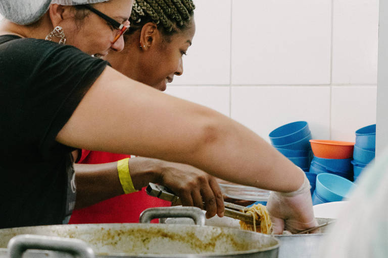 Cozinha do Instituto Verdescola produz 10 mil refeições em uma semana para abrigados na ONG