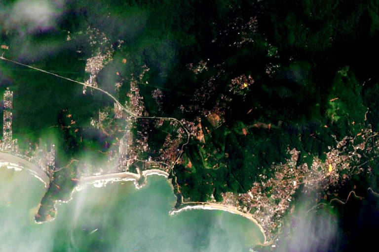 foto de satélite mostra região das praias de Camburi e Boiçucanga depois da chuva, com pontos de lama na imagem