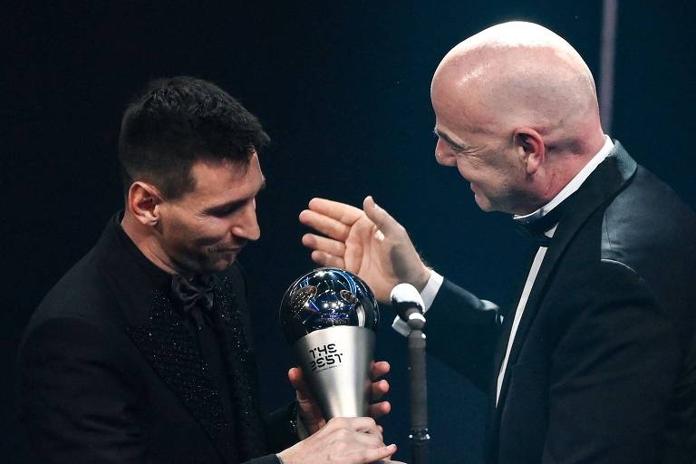 Messi recebe o prêmio The Best do presidente da Fifa, Gianni Infantino