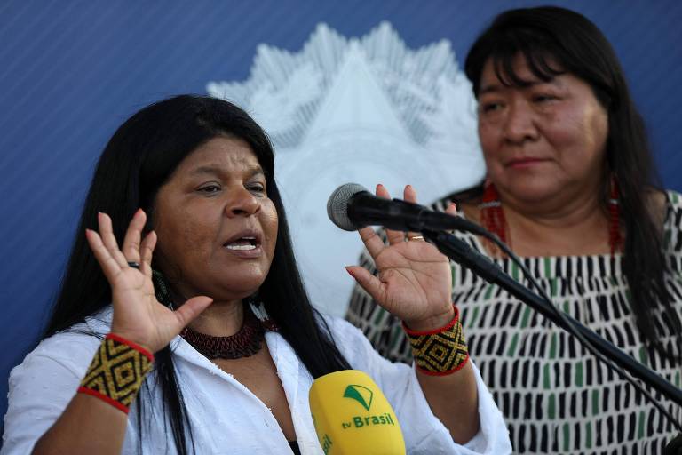 Ministra dos povos indígenas, Sonia Guajajara (à esq.) fala ao lado de Joenia Wapichana, presidente da Funai