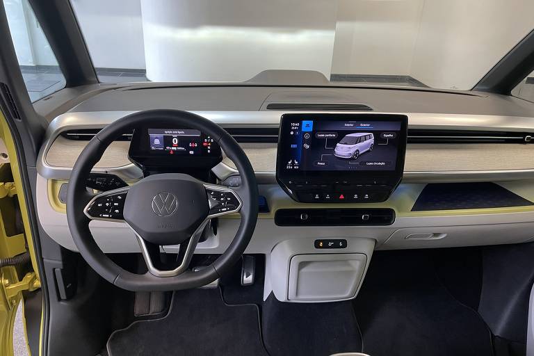 Todas as funções podem ser comandadas a partir da tela central sensível ao toque, com imagens coloridas.