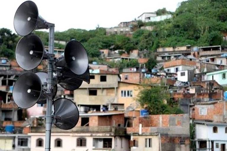 Imagem colorida mostra sirenes no alto de uma comunidade no Rio de Janeiro