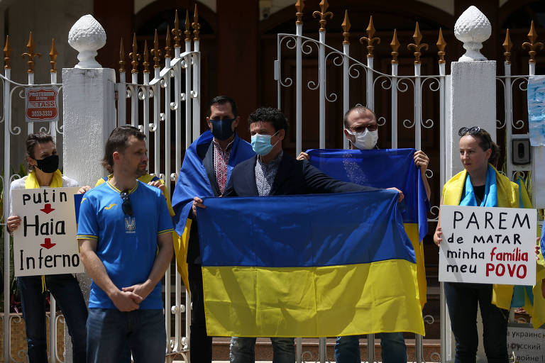 Cidadãos ucranianos e simpatizantes fazem em Brasília protesto contra invasão russa
